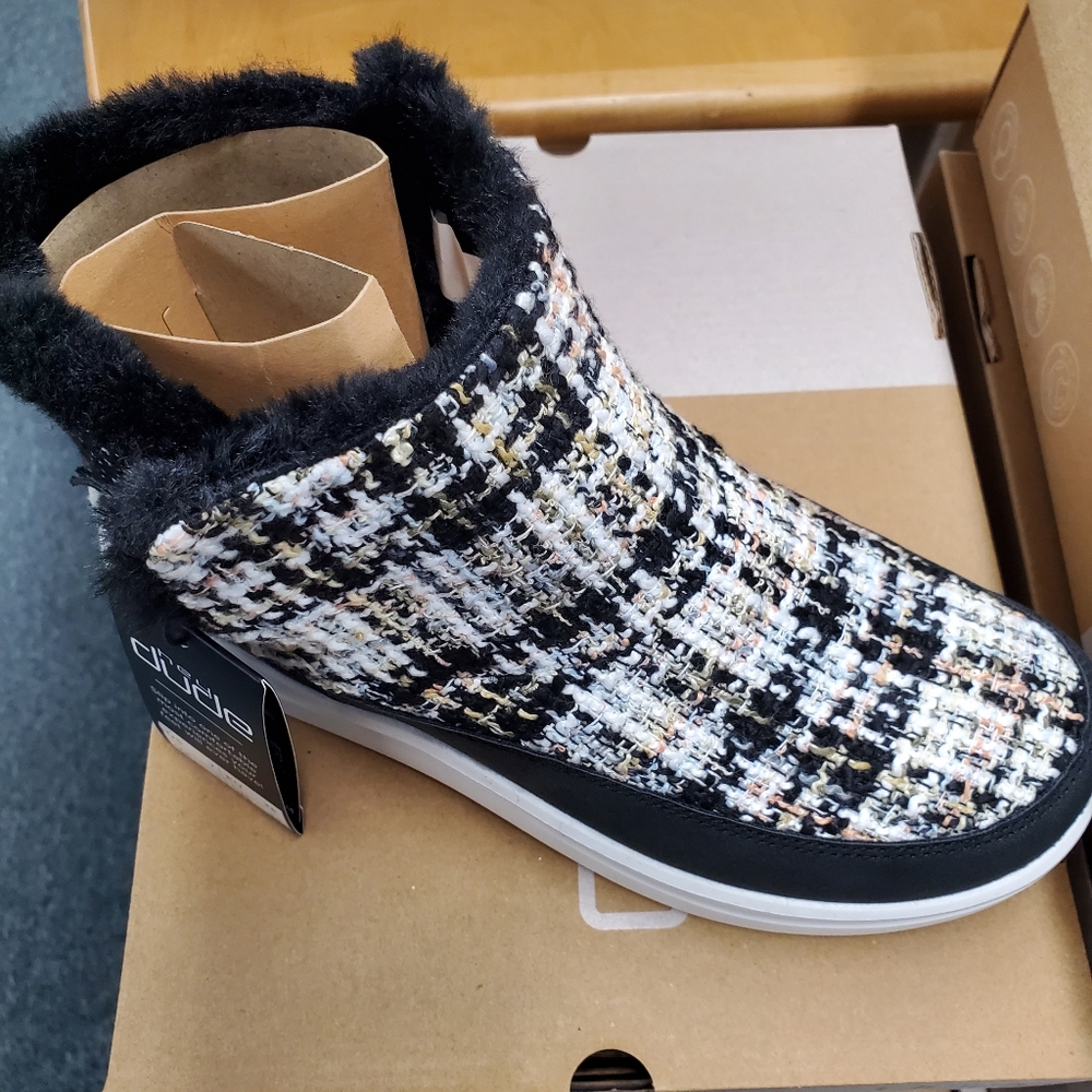 RARE STYLE HEY DUDE MEL BOUCLE BOOTS - Picture 2 of 4